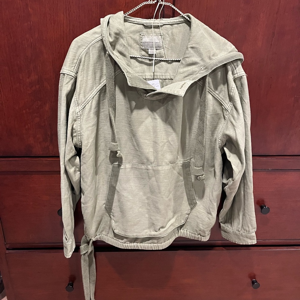 NWT AMERICAN EAGLE OUTFITTERS green pullover/jacket, pouch, buttons, pullstrings